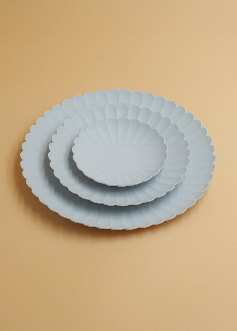 Flower-shaped gray plate