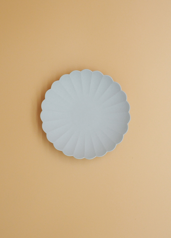 Flower-shaped gray plate