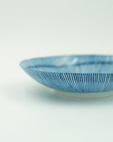 Lille fad/tallerken i aflang form med blå striber