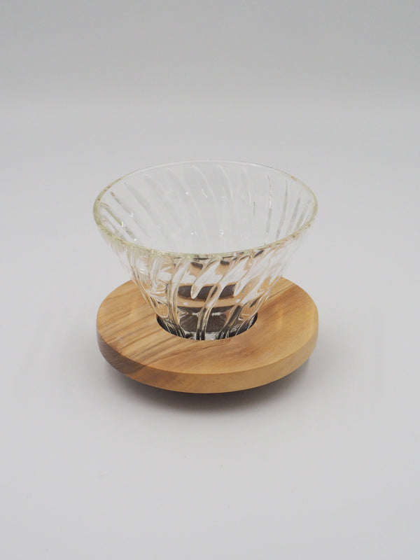 Hario funnel in glass with olive wood (02)
